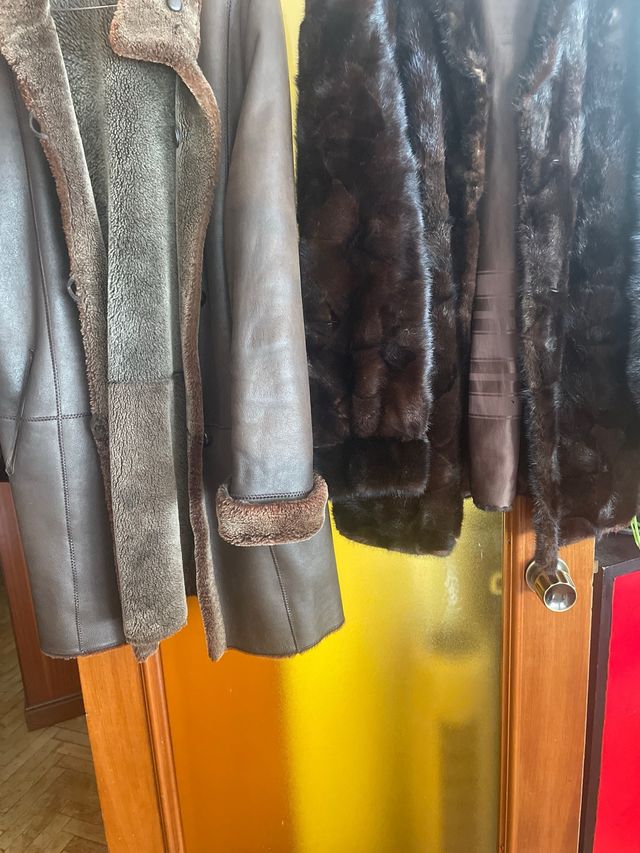 Dos chaquetones de piel T.46 largo, 50 corto.