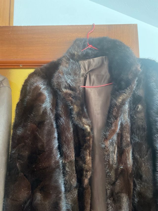 Dos chaquetones de piel T.46 largo, 50 corto.