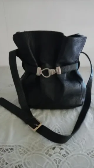 Bolso de piel negro