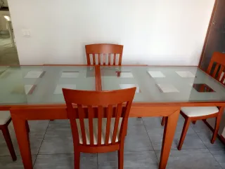 Tavolo in legno e vetro