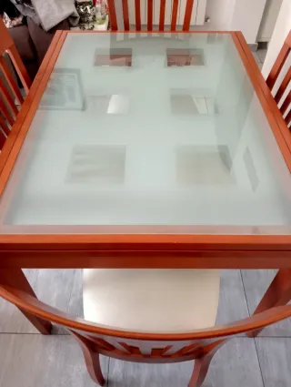 Tavolo in legno e vetro