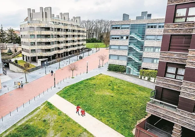 Doble plaza de garaje en Paseo Música