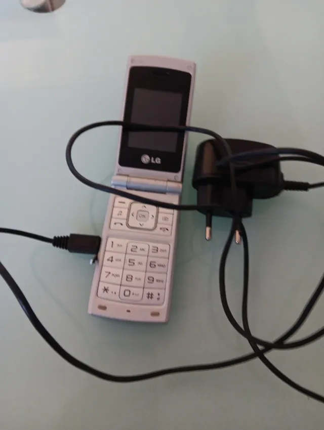 Telefono mobile LG argentato