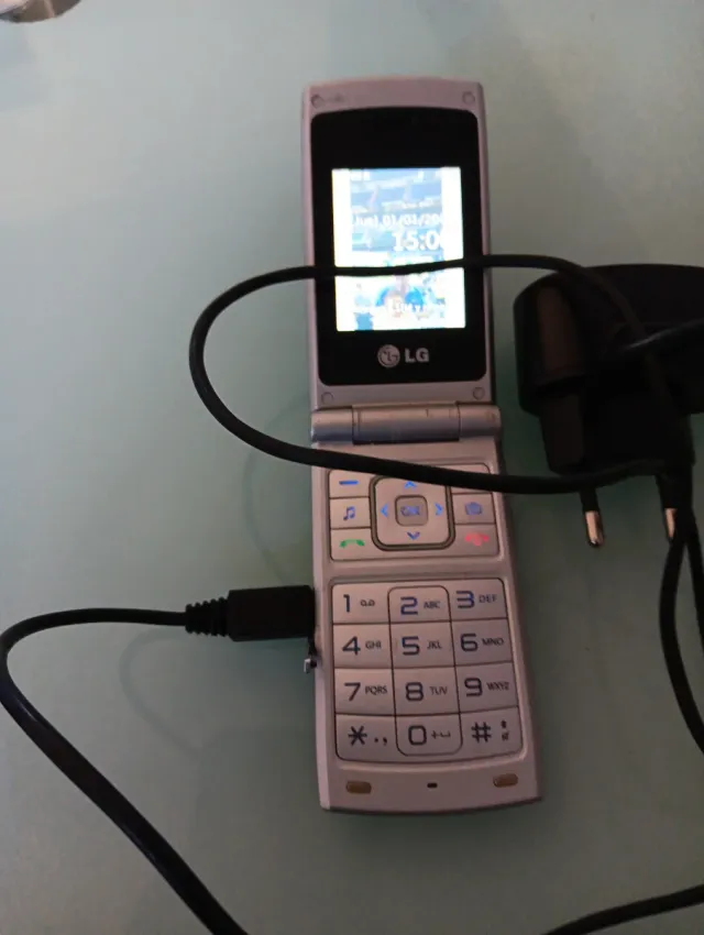 Telefono mobile LG argentato