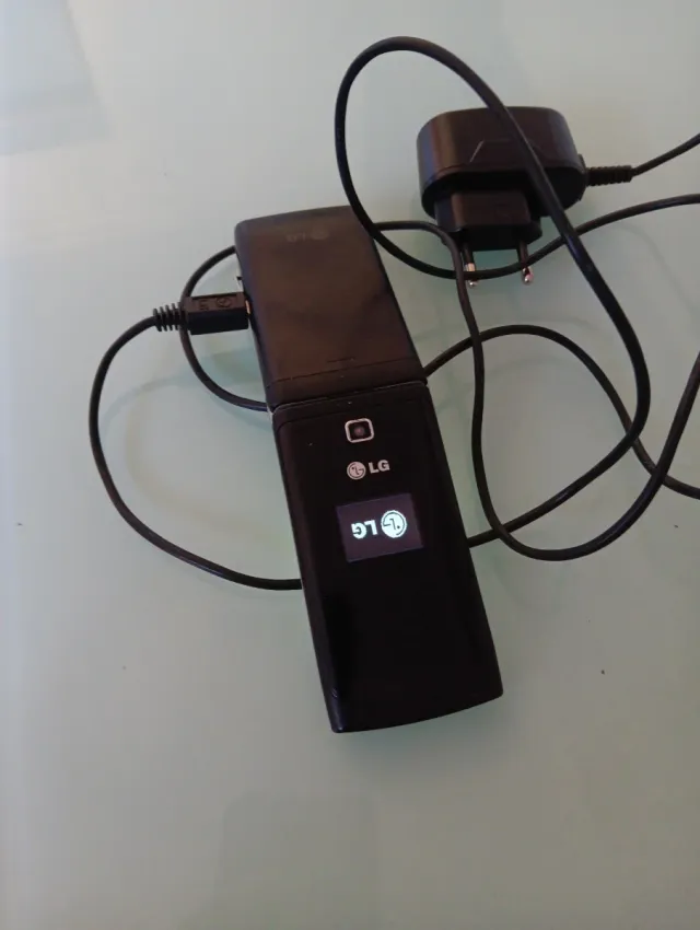 Telefono mobile LG argentato