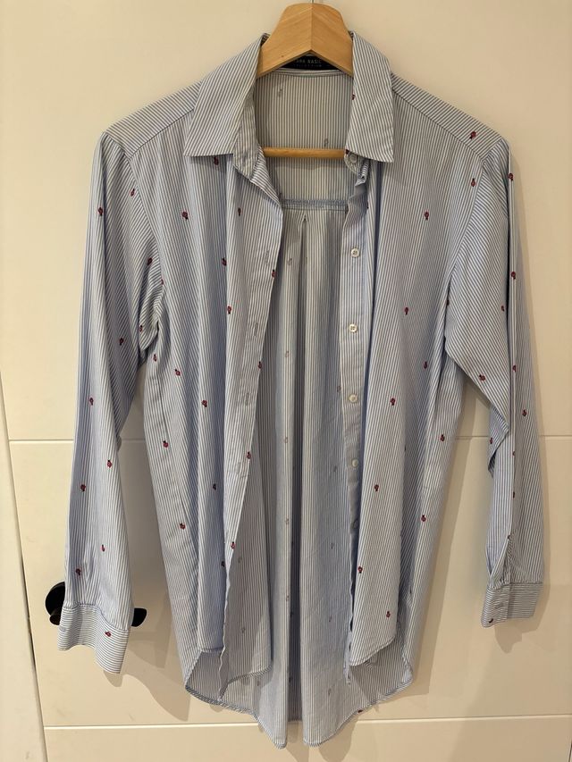 Camisa Zara rayas y mariquitas azul