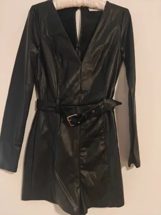 Mono negro efecto piel con cinturón