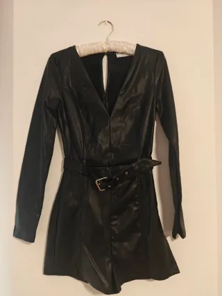 Mono negro efecto piel con cinturón