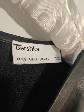 Mono negro efecto piel con cinturón