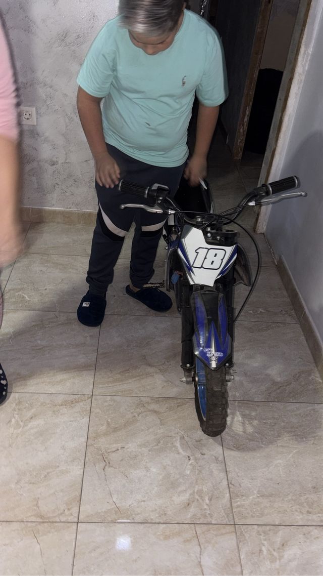 Moto eléctrica infantil