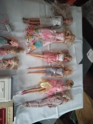 Colección de muñecas Barbie antiguas y accesorios