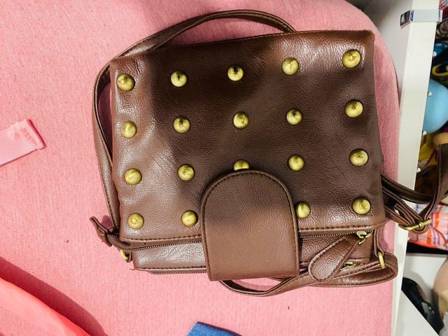 Bolso Marrón Pequeño con Tachuelas