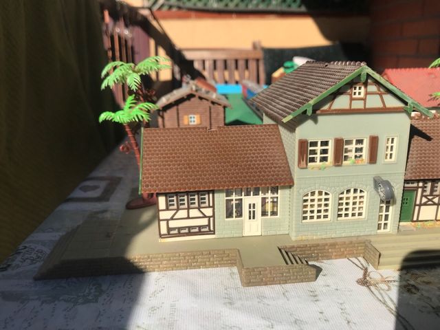 Maqueta tren edificios y estaciones