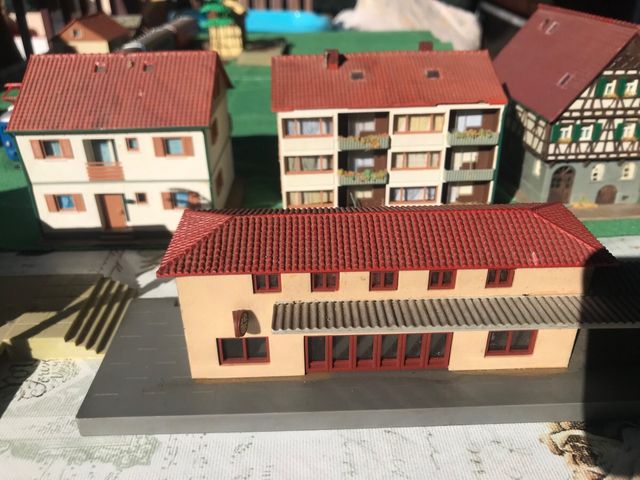 Maqueta tren edificios y estaciones