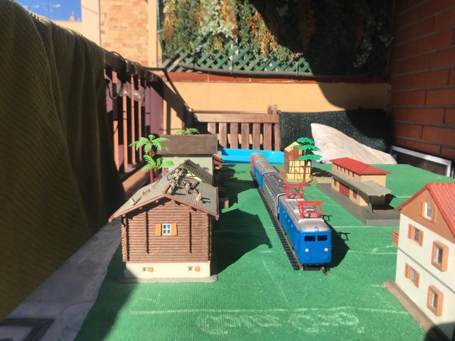 Maqueta tren edificios y estaciones
