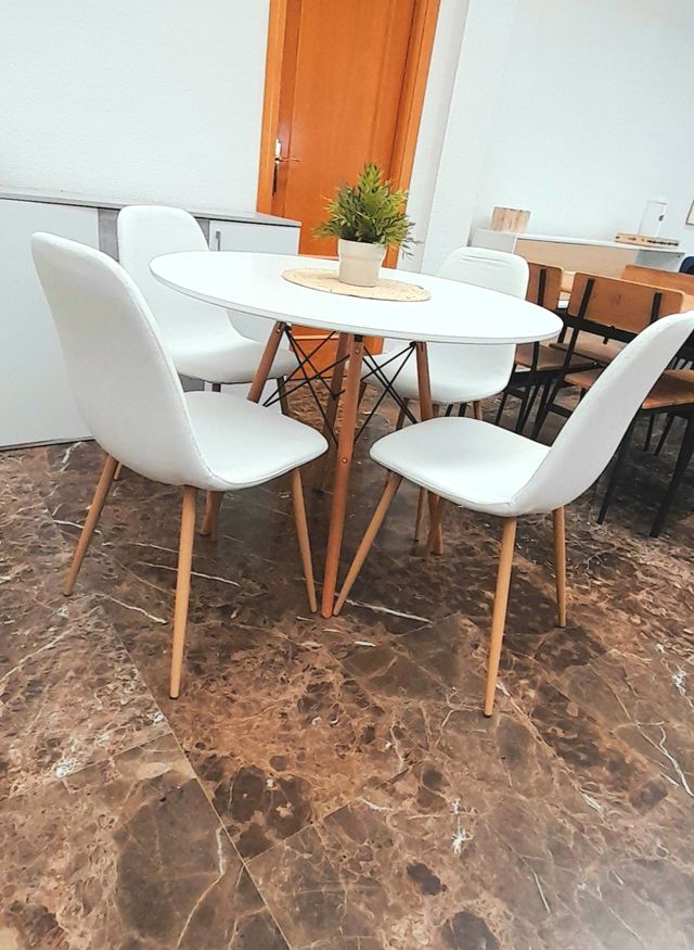 Mesa comedor y 4 sillas blancas