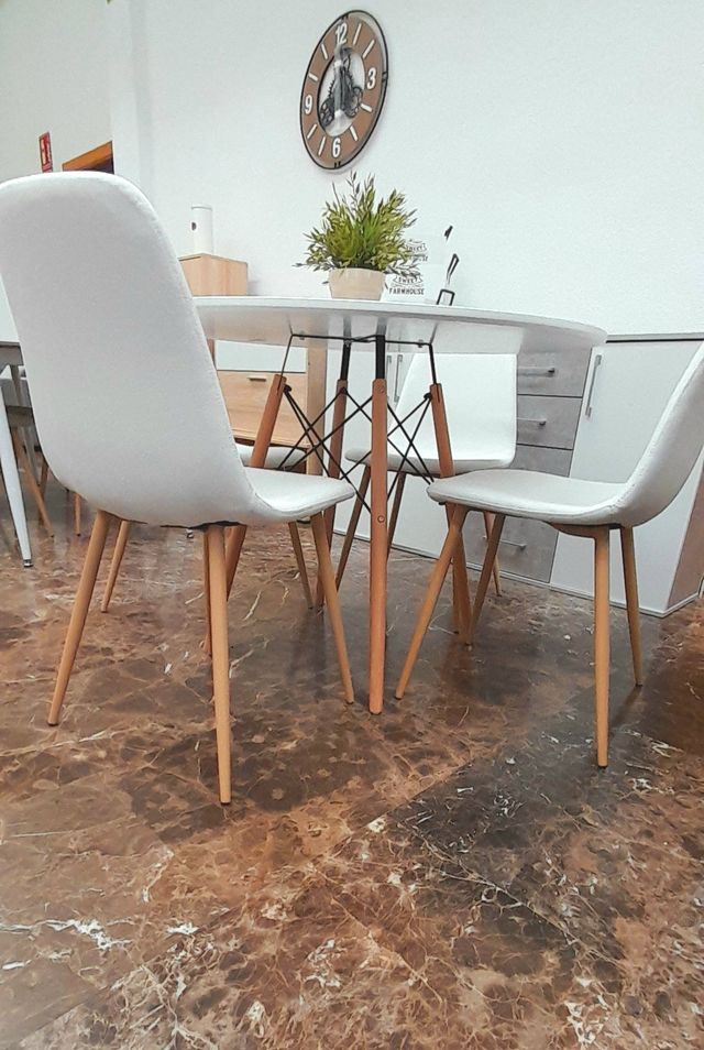 Mesa comedor y 4 sillas blancas
