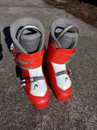 Botas de esquí rojas y blancas