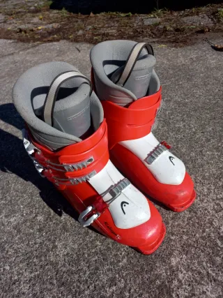 Botas de esquí rojas y blancas
