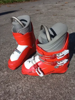 Botas de esquí rojas y blancas