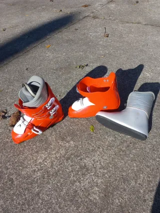 Botas de esquí rojas y blancas