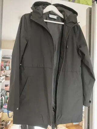 Chubasquero negro con capucha