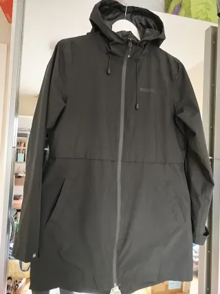 Chubasquero negro con capucha