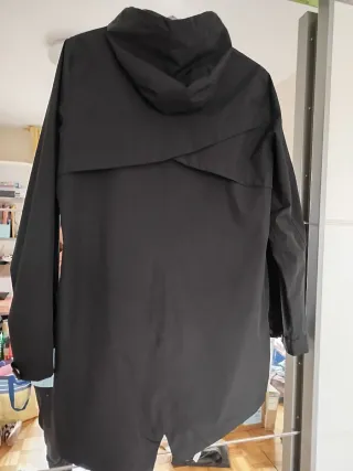 Chubasquero negro con capucha