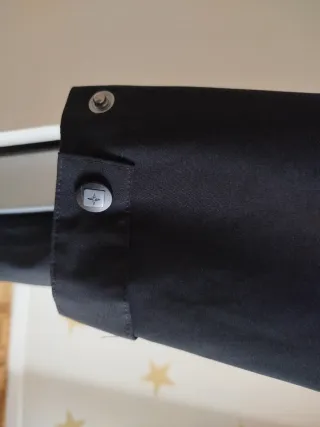 Chubasquero negro con capucha