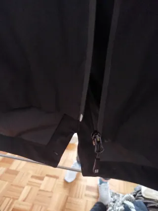 Chubasquero negro con capucha