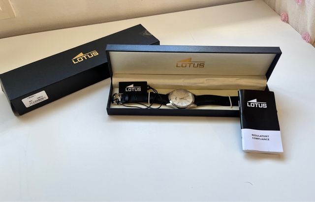 Reloj Lotus Negro y Plateado