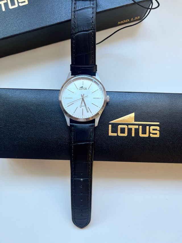 Reloj Lotus Negro y Plateado