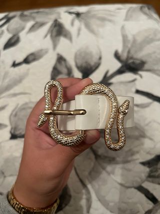 Cinturón blanco con hebilla serpiente dorada