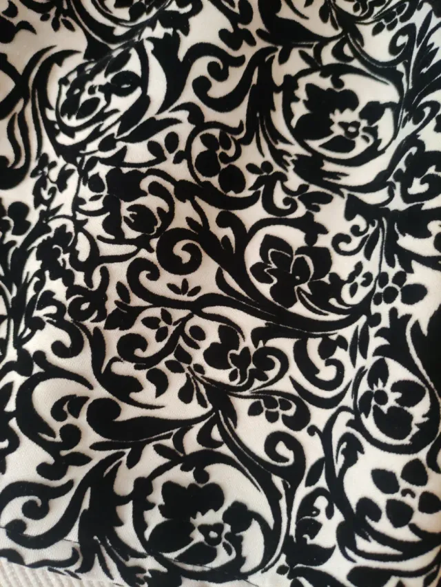 Elegante vestido negro y blanco