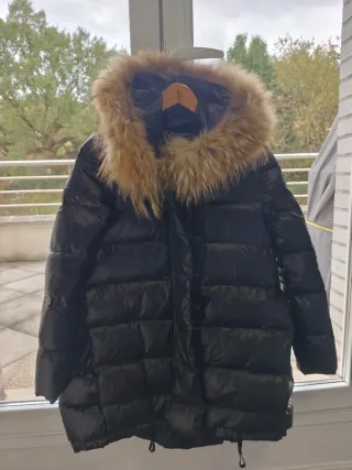 Abrigo plumífero con capucha y pelo natural