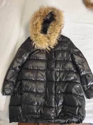 Abrigo plumífero con capucha y pelo natural