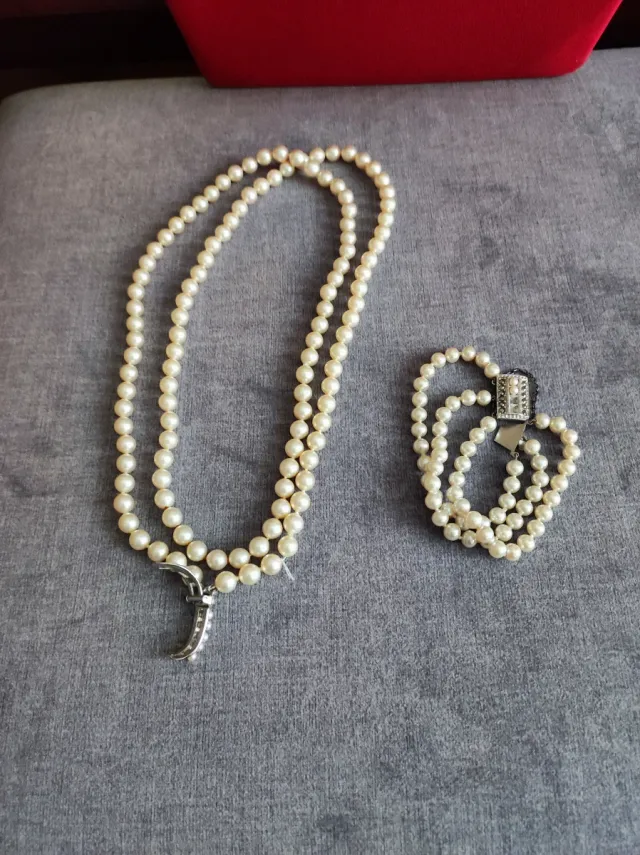 Collar y pulsera de perlas