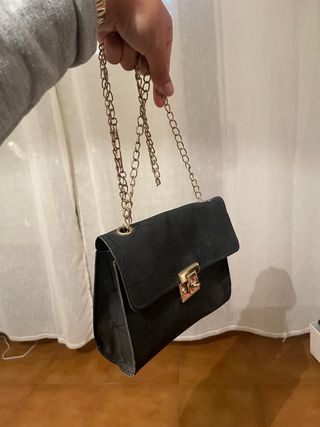 Bolso negro con cadena dorada