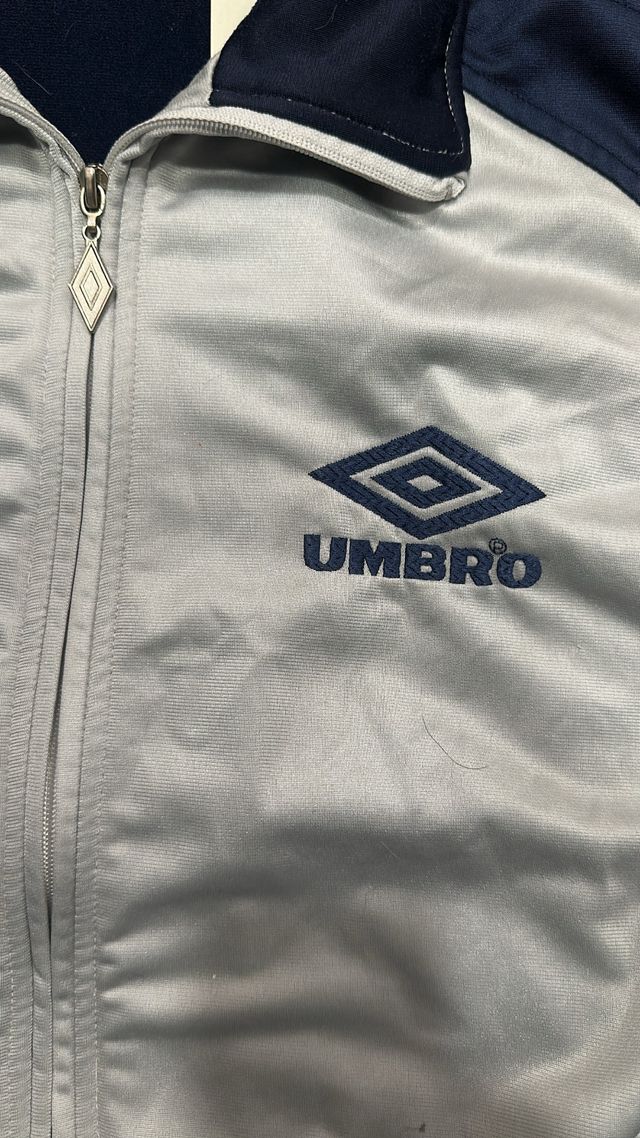 Chaqueta deportiva Umbro azul y gris