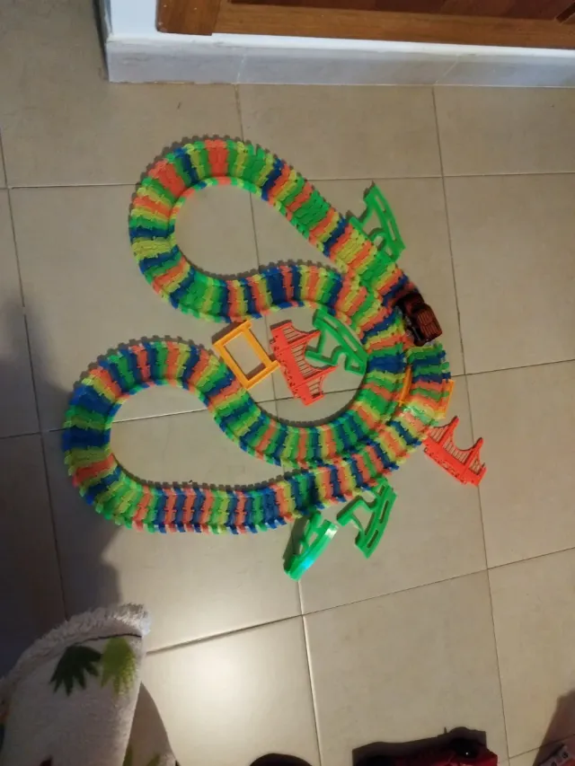 Pista de coches de juguete multicolor