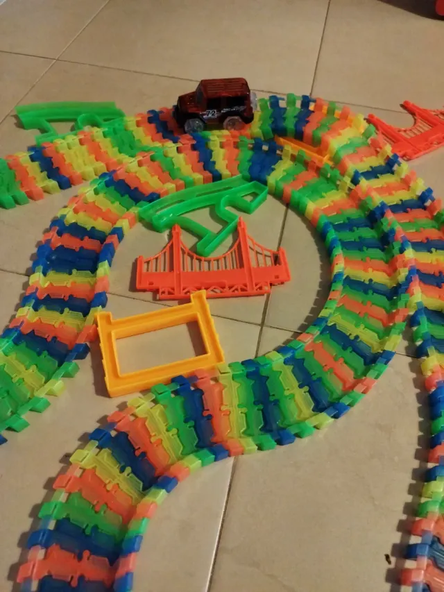 Pista de coches de juguete multicolor