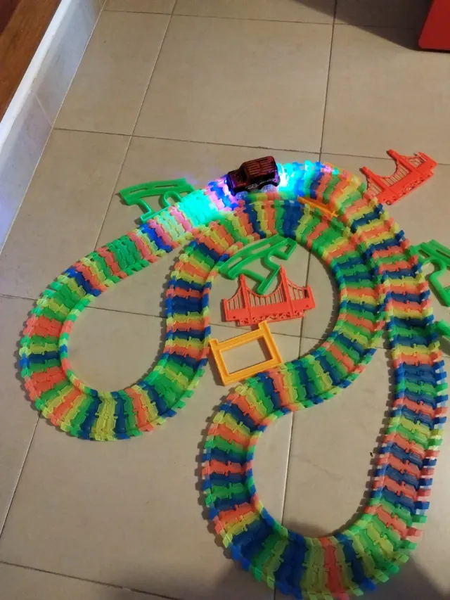 Pista de coches de juguete multicolor