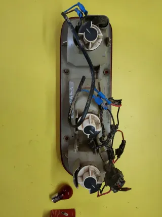 PILOTO TRASERO IZQUIERDO NISSAN TERRANO II MAVERIC