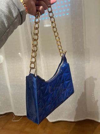 Bolso azul brillante con cadena dorada