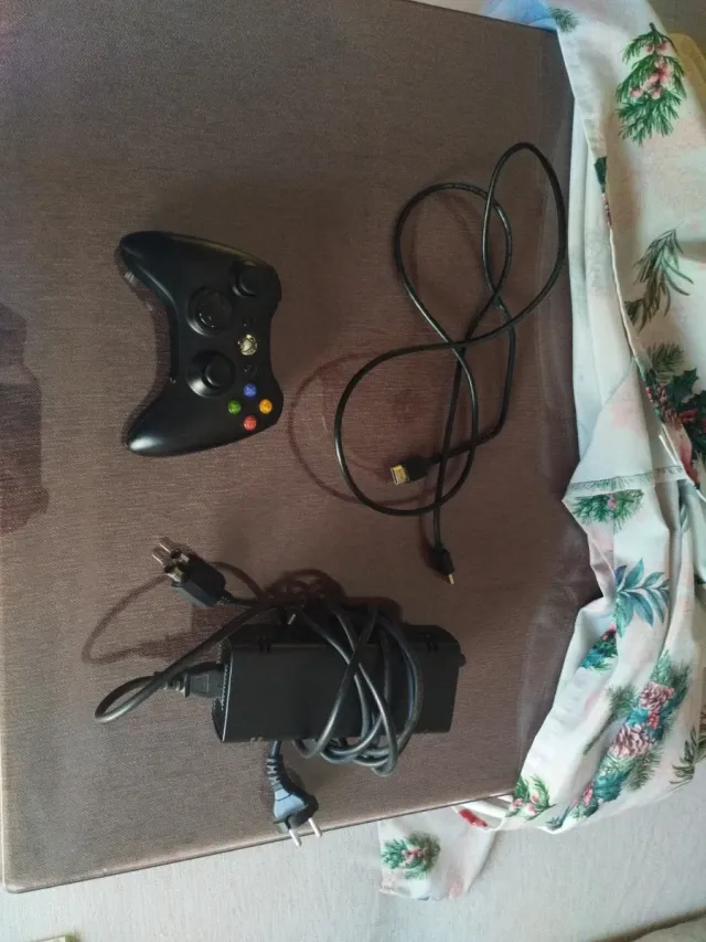 Xbox 360 Negra con Accesorios