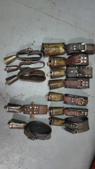 Cencerros de cuero y metal