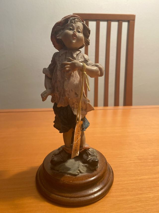 Figura artigianale Guerrini di un bambino che canta