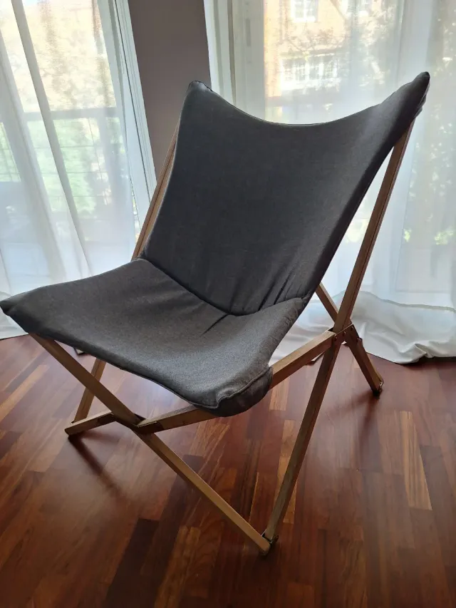 2 Sillas plegables de tela gris.