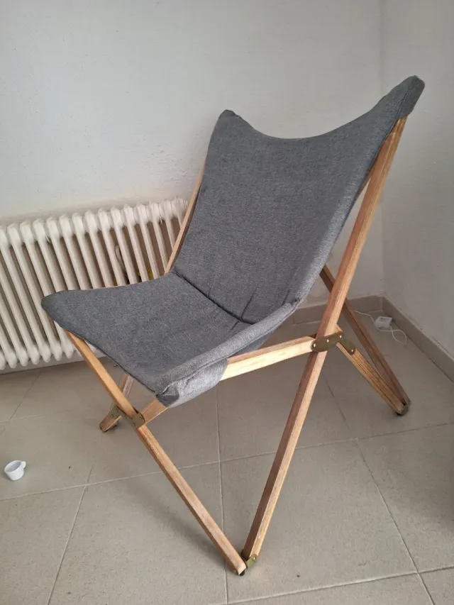 2 Sillas plegables de tela gris.