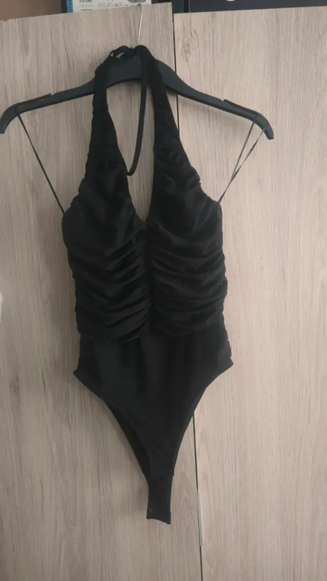 Body negro con escote halter y fruncido